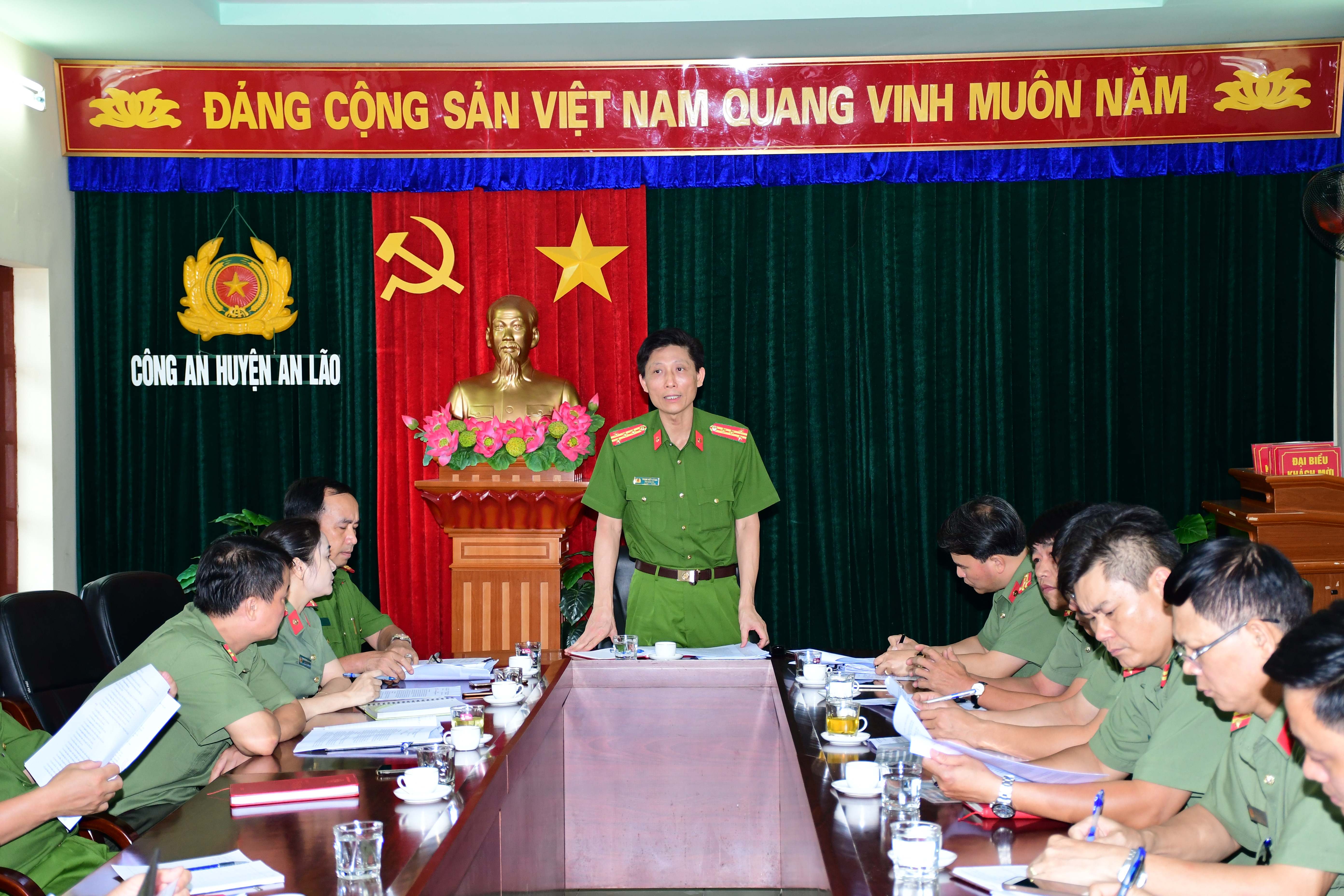 Đại tá Phạm Viết Dũng - Phó Giám đốc CATP kiểm tra công tác 6 tháng tại Công an huyện An Lão